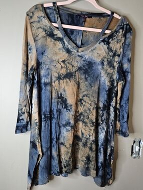 Olivia Sky Tie-Dye V-Neck Long Sleeve Tunic in Blue and Tan